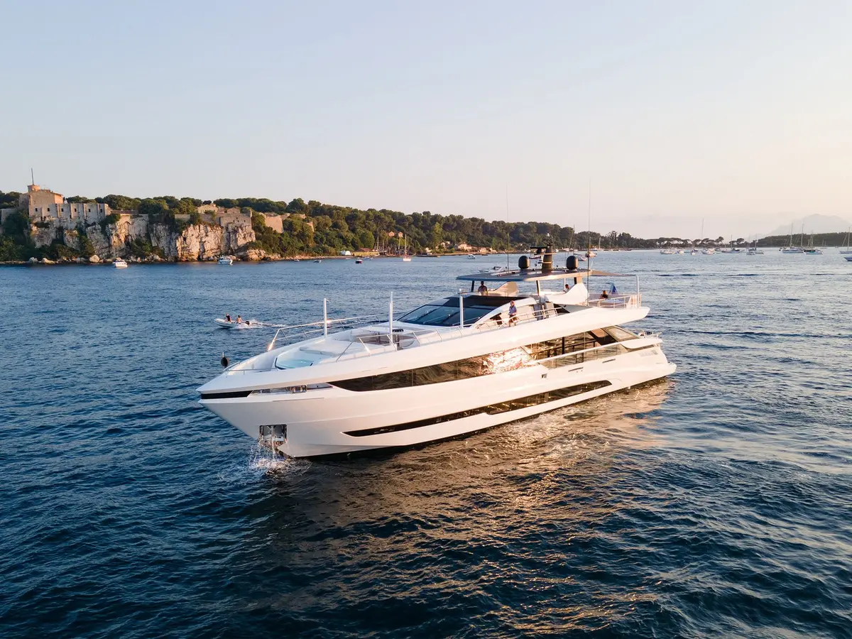 Mangusta 33, cubierta principal — Yacht Hire Saint-Tropez, Saint-Tropez. Casco planeador y velocidad rumbo a Pampelonne