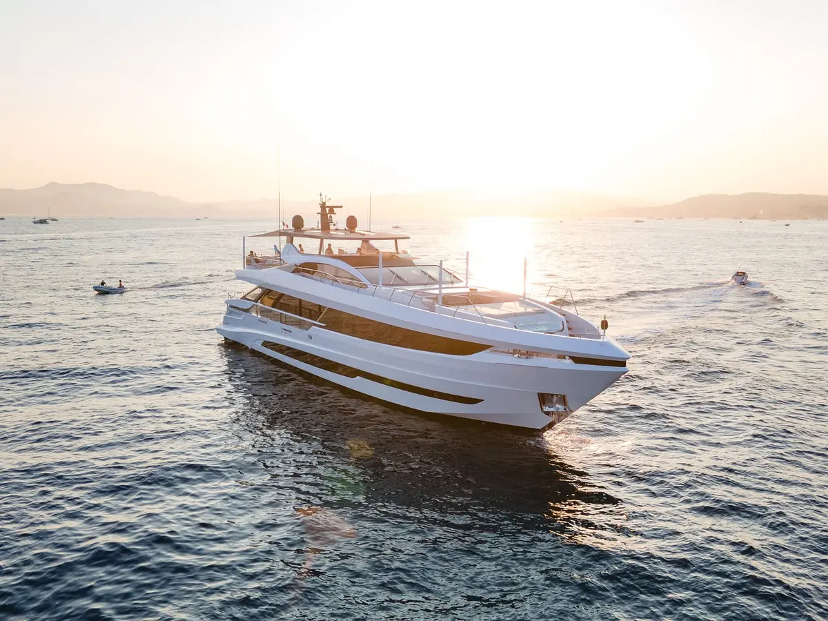 Mangusta 33, cubierta de popa — Yacht Hire Saint-Tropez, Saint-Tropez. Casco planeador y velocidad rumbo a Pampelonne