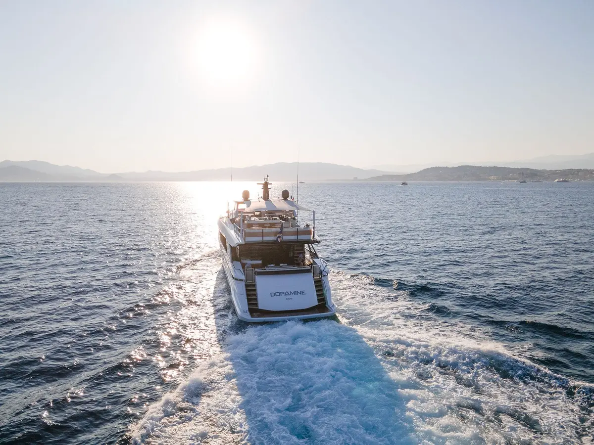 Mangusta 33, salón — Yacht Hire Saint-Tropez, Saint-Tropez. Casco planeador y velocidad rumbo a Pampelonne