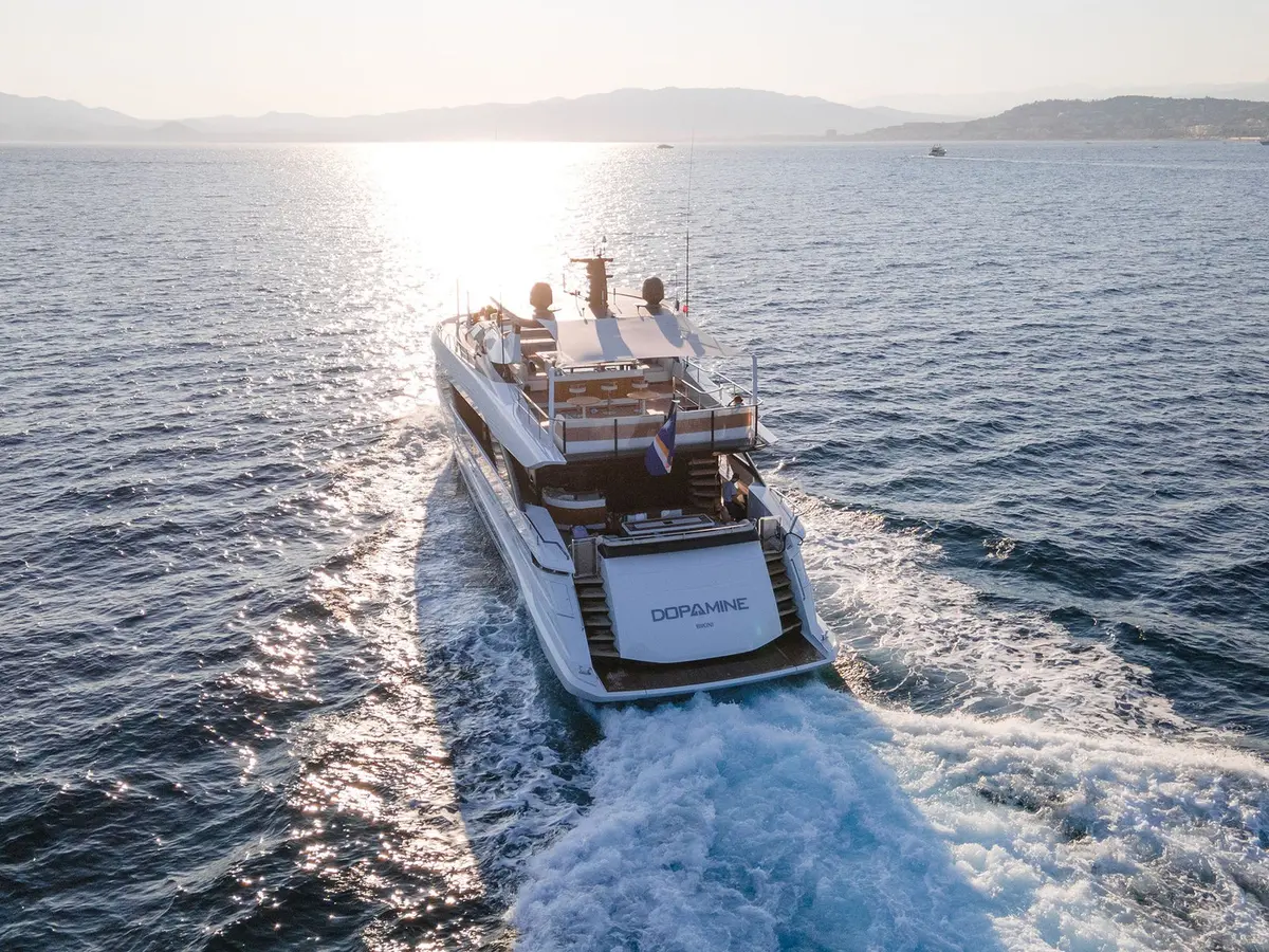 Mangusta 33, camarote principal — Yacht Hire Saint-Tropez, Saint-Tropez. Casco planeador y velocidad rumbo a Pampelonne