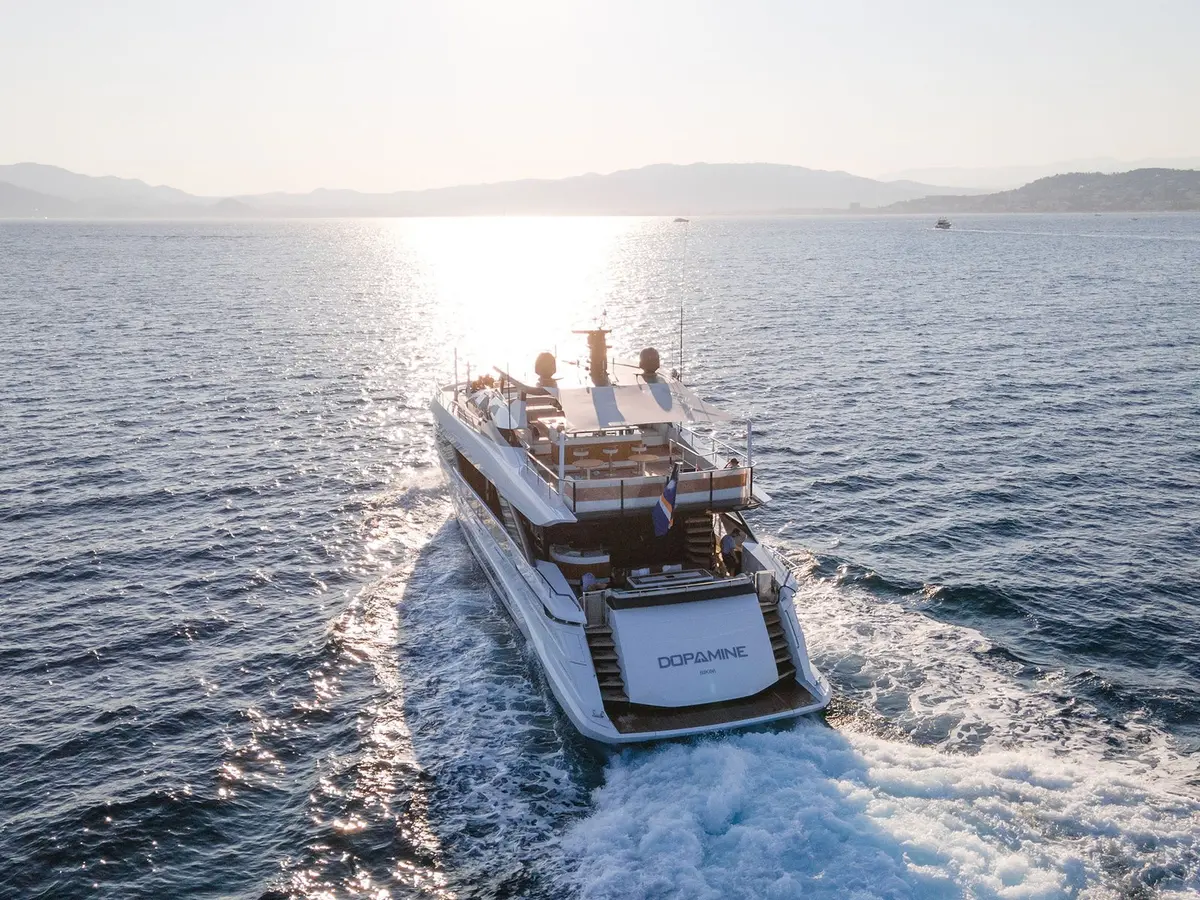 Mangusta 33, flybridge — Yacht Hire Saint-Tropez, Saint-Tropez. Casco planeador y velocidad rumbo a Pampelonne