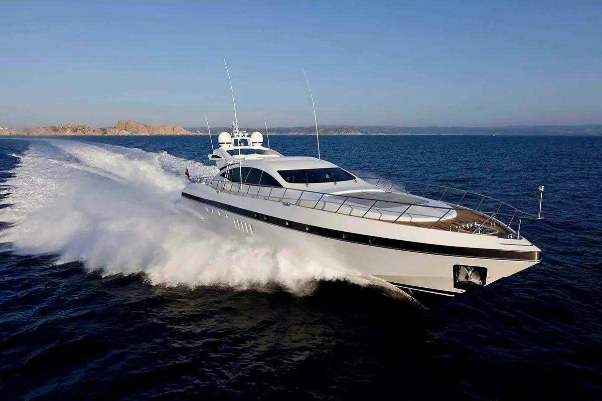 Mangusta 92, extérieur — Yacht Hire Saint-Tropez, Saint-Tropez. Mangusta 92 — 28m