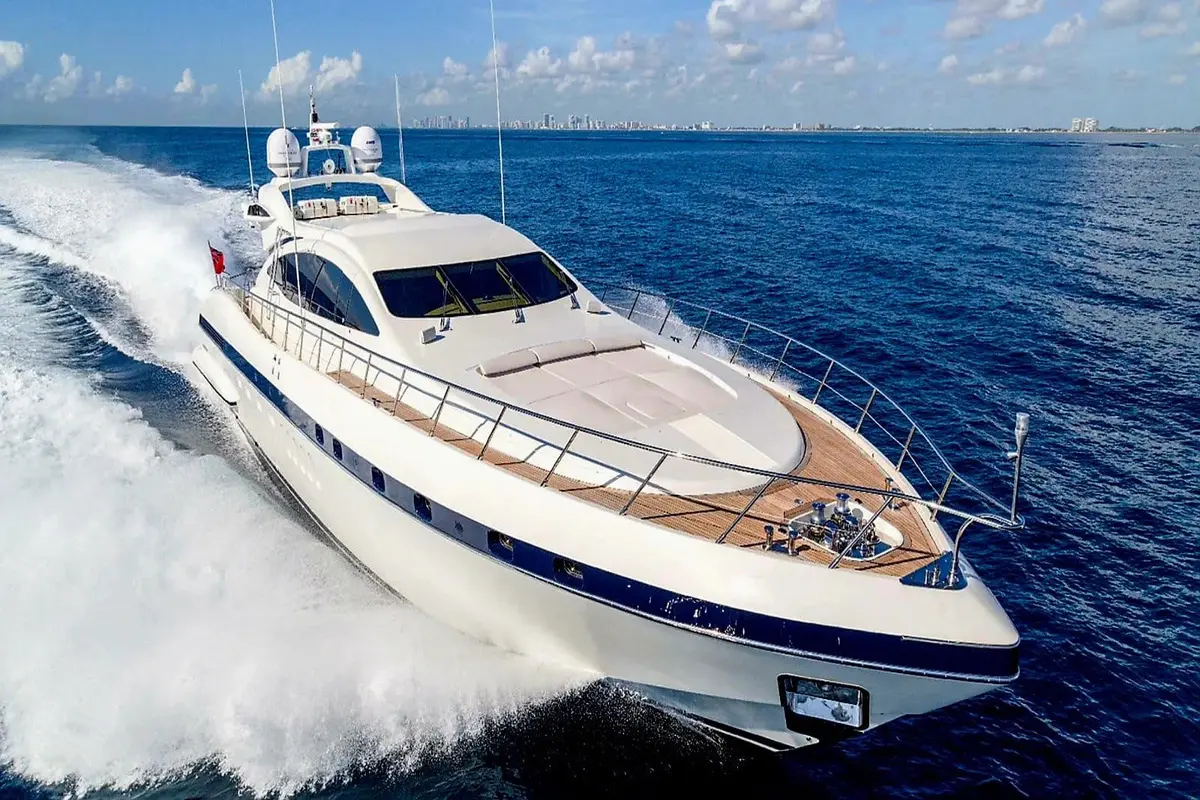 Mangusta 92, pont principal — Yacht Hire Saint-Tropez, Saint-Tropez. Mangusta 92 — 28m