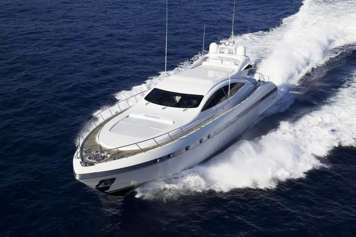 Mangusta 92, pont arrière — Yacht Hire Saint-Tropez, Saint-Tropez. Mangusta 92 — 28m