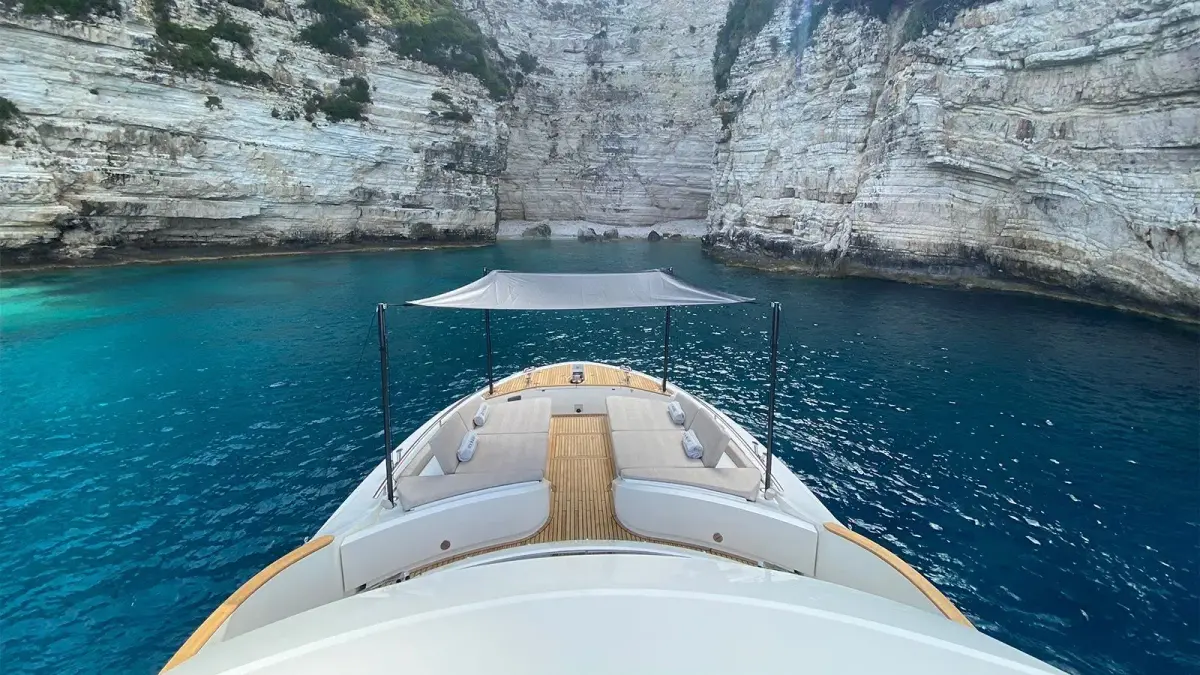 MCY66, pont principal — Yacht Hire Saint-Tropez, Saint-Tropez. De la baie à Pampelonne en fin de matinée