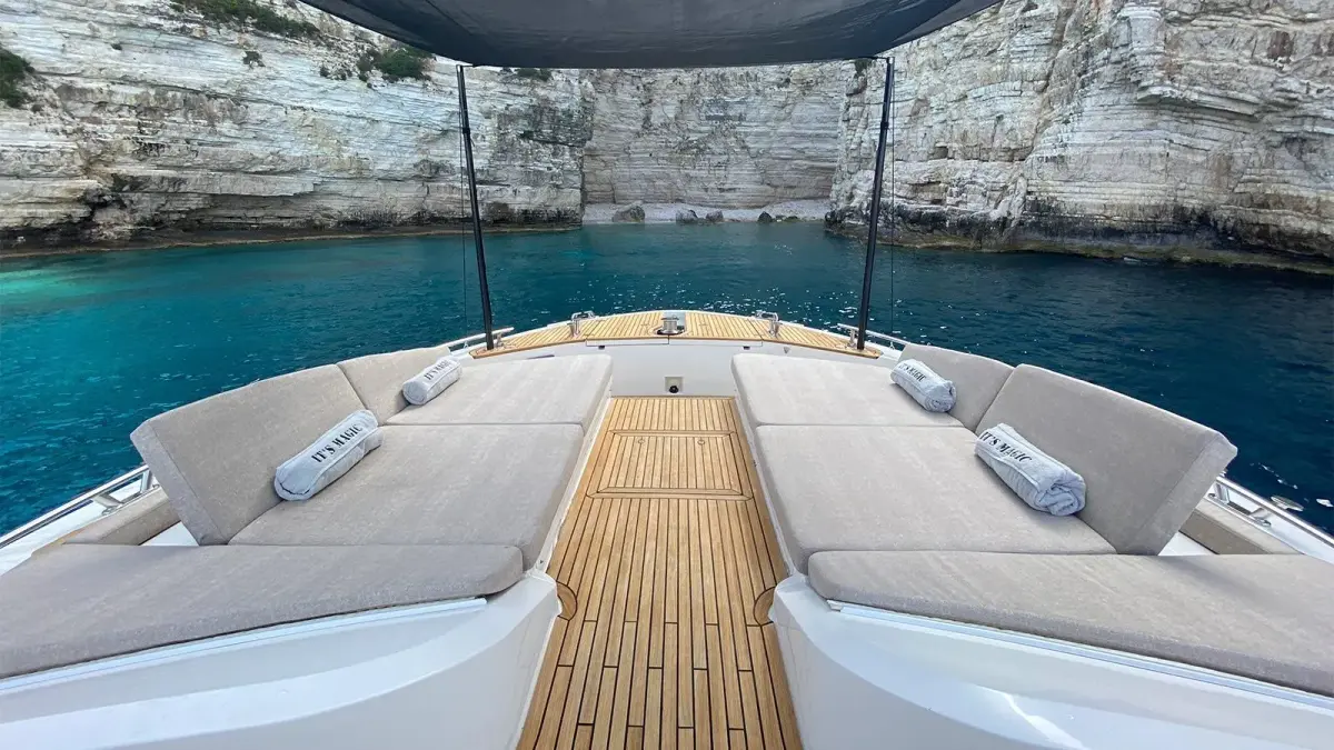 MCY66, pont arrière — Yacht Hire Saint-Tropez, Saint-Tropez. De la baie à Pampelonne en fin de matinée
