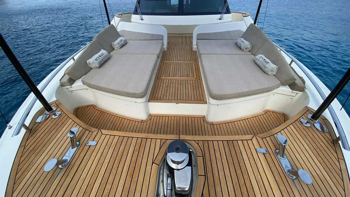 MCY66, salon — Yacht Hire Saint-Tropez, Saint-Tropez. De la baie à Pampelonne en fin de matinée
