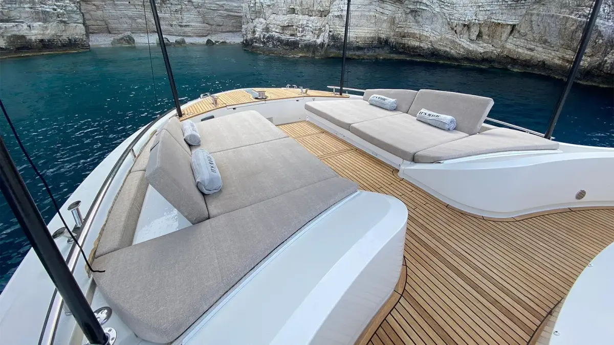 MCY66, cabine principale — Yacht Hire Saint-Tropez, Saint-Tropez. De la baie à Pampelonne en fin de matinée