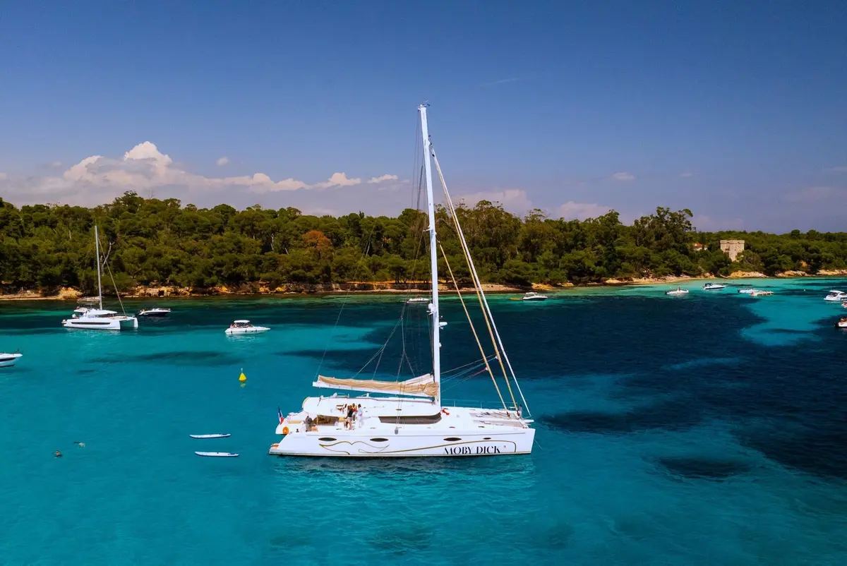 Moby-Dick, exterior — Yacht Hire Saint-Tropez, Saint-Tropez. Catamarán espacioso para fondear y bañarse en Briande