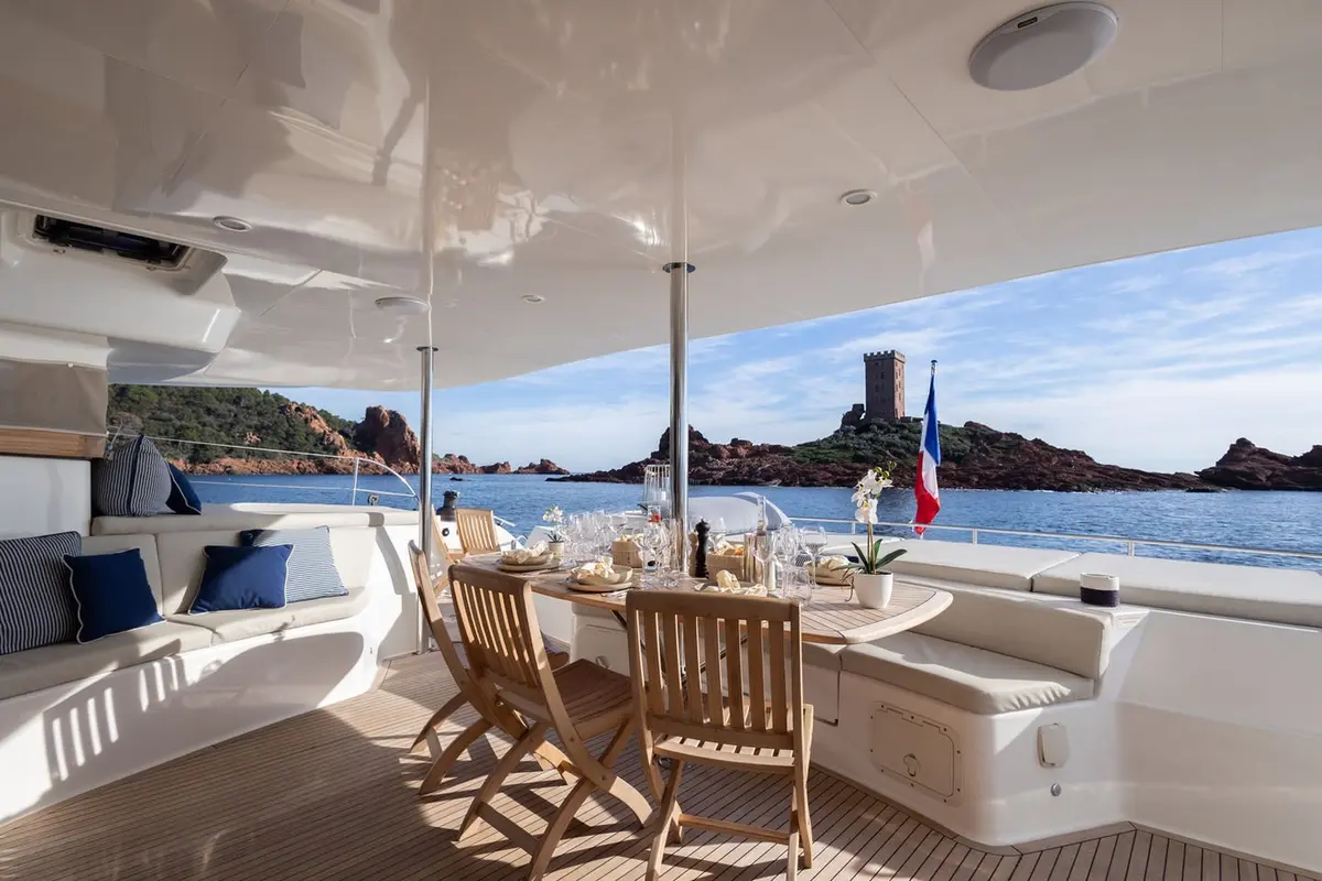 Moby-Dick, cubierta de popa — Yacht Hire Saint-Tropez, Saint-Tropez. Catamarán espacioso para fondear y bañarse en Briande