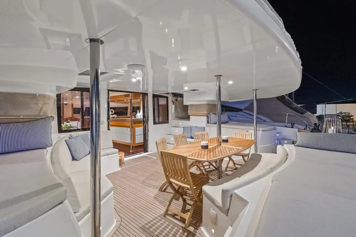 Moby-Dick, flybridge — Yacht Hire Saint-Tropez, Saint-Tropez. Catamarán espacioso para fondear y bañarse en Briande
