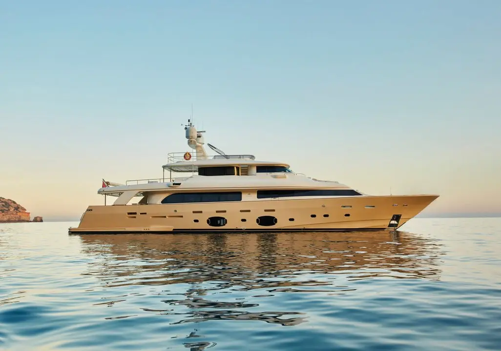 Navetta 33, exterior — Yacht Hire Saint-Tropez, Saint-Tropez. Casco displacement estable rumbo a Pampelonne al fondear