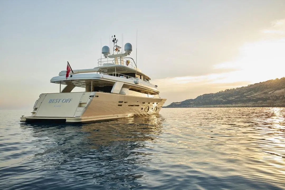 Navetta 33, cubierta principal — Yacht Hire Saint-Tropez, Saint-Tropez. Casco displacement estable rumbo a Pampelonne al fondear