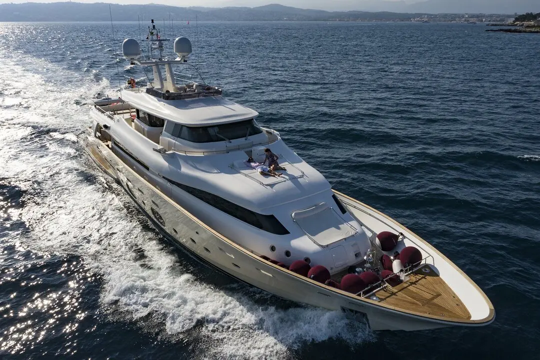 Navetta 33, cubierta de popa — Yacht Hire Saint-Tropez, Saint-Tropez. Casco displacement estable rumbo a Pampelonne al fondear