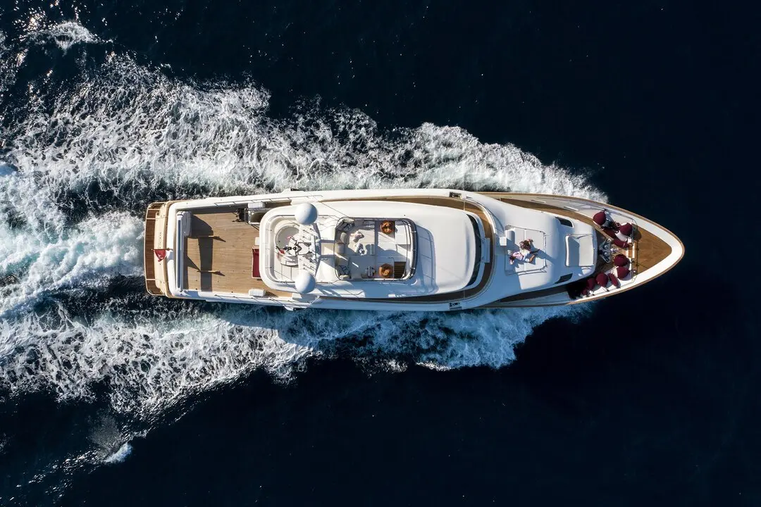 Navetta 33, salón — Yacht Hire Saint-Tropez, Saint-Tropez. Casco displacement estable rumbo a Pampelonne al fondear