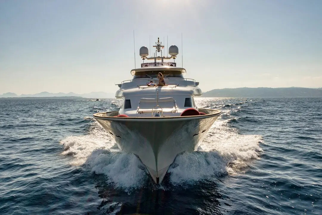 Navetta 33, camarote principal — Yacht Hire Saint-Tropez, Saint-Tropez. Casco displacement estable rumbo a Pampelonne al fondear