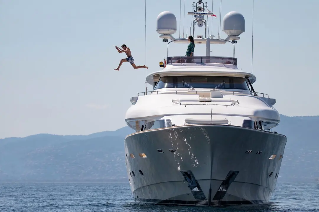 Navetta 33, flybridge — Yacht Hire Saint-Tropez, Saint-Tropez. Casco displacement estable rumbo a Pampelonne al fondear