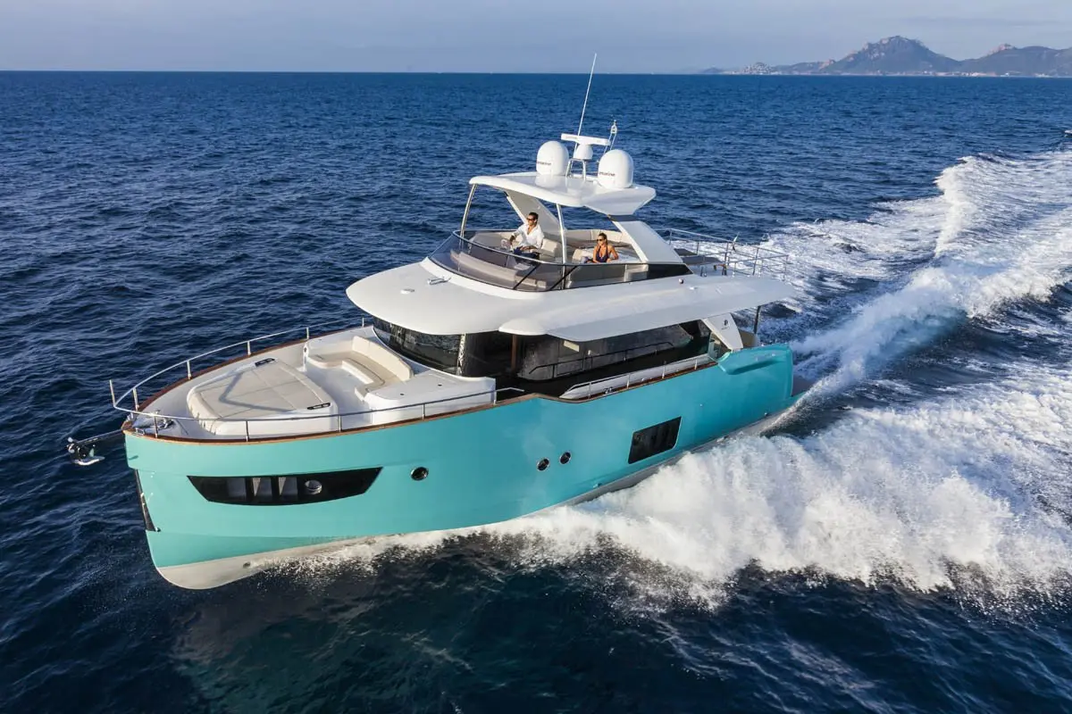 Navetta 58, extérieur — Yacht Hire Saint-Tropez, Saint-Tropez. Coques semi-planante et mouillage tranquille jusqu'à Cap Taillat