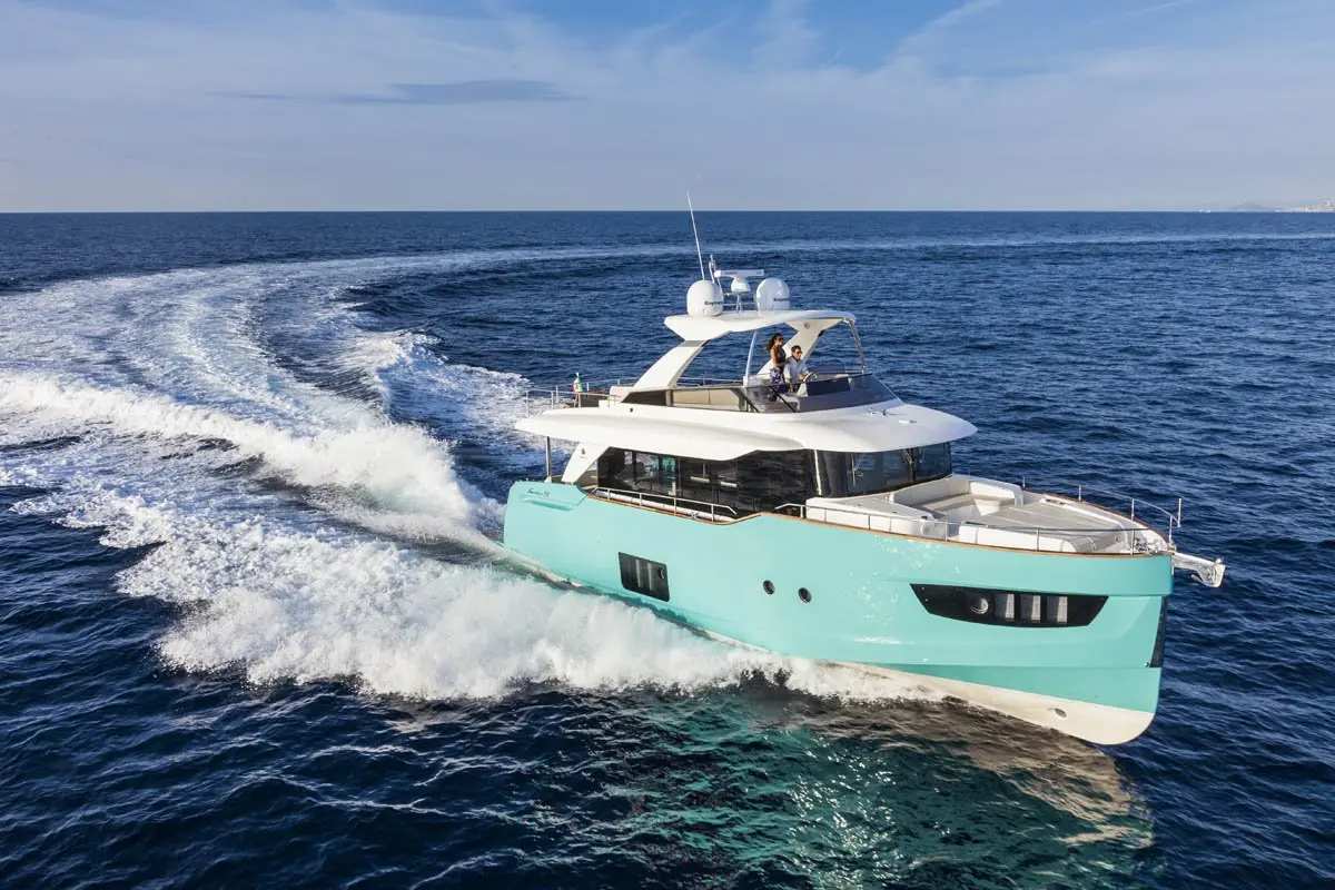 Navetta 58, pont principal — Yacht Hire Saint-Tropez, Saint-Tropez. Coques semi-planante et mouillage tranquille jusqu'à Cap Taillat