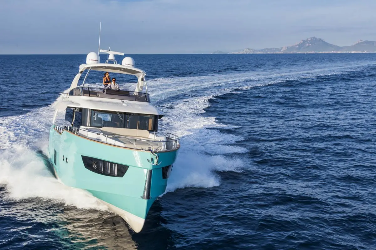 Navetta 58, pont arrière — Yacht Hire Saint-Tropez, Saint-Tropez. Coques semi-planante et mouillage tranquille jusqu'à Cap Taillat