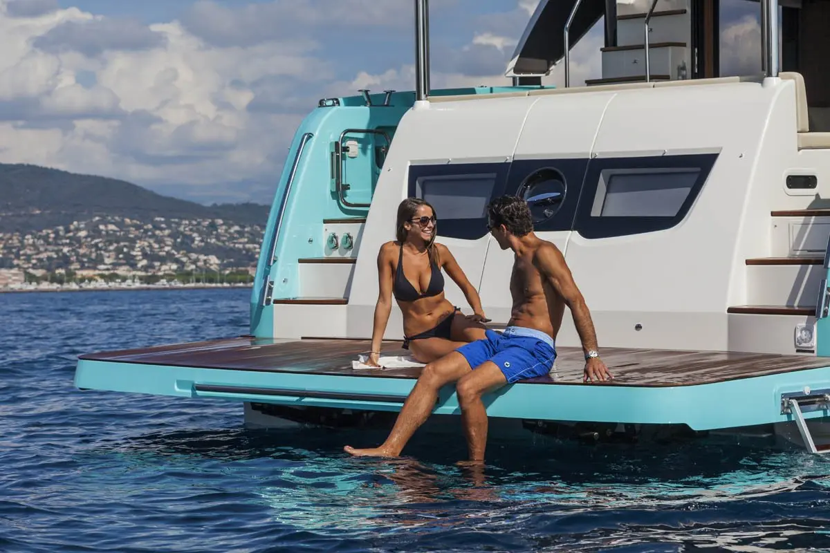 Navetta 58, salon — Yacht Hire Saint-Tropez, Saint-Tropez. Coques semi-planante et mouillage tranquille jusqu'à Cap Taillat