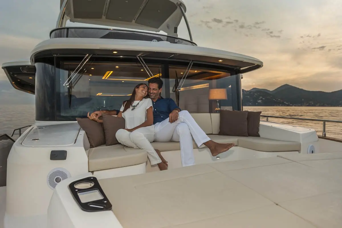Navetta 58, flybridge — Yacht Hire Saint-Tropez, Saint-Tropez. Coques semi-planante et mouillage tranquille jusqu'à Cap Taillat