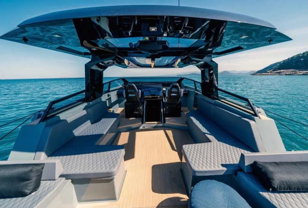 Okean 55, salon — Yacht Hire Saint-Tropez, Saint-Tropez. Okean 55 — 16m