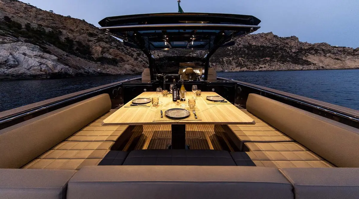 Pardo 50, cubierta principal — Yacht Hire Saint-Tropez, Saint-Tropez. Pardo 50 — 16m