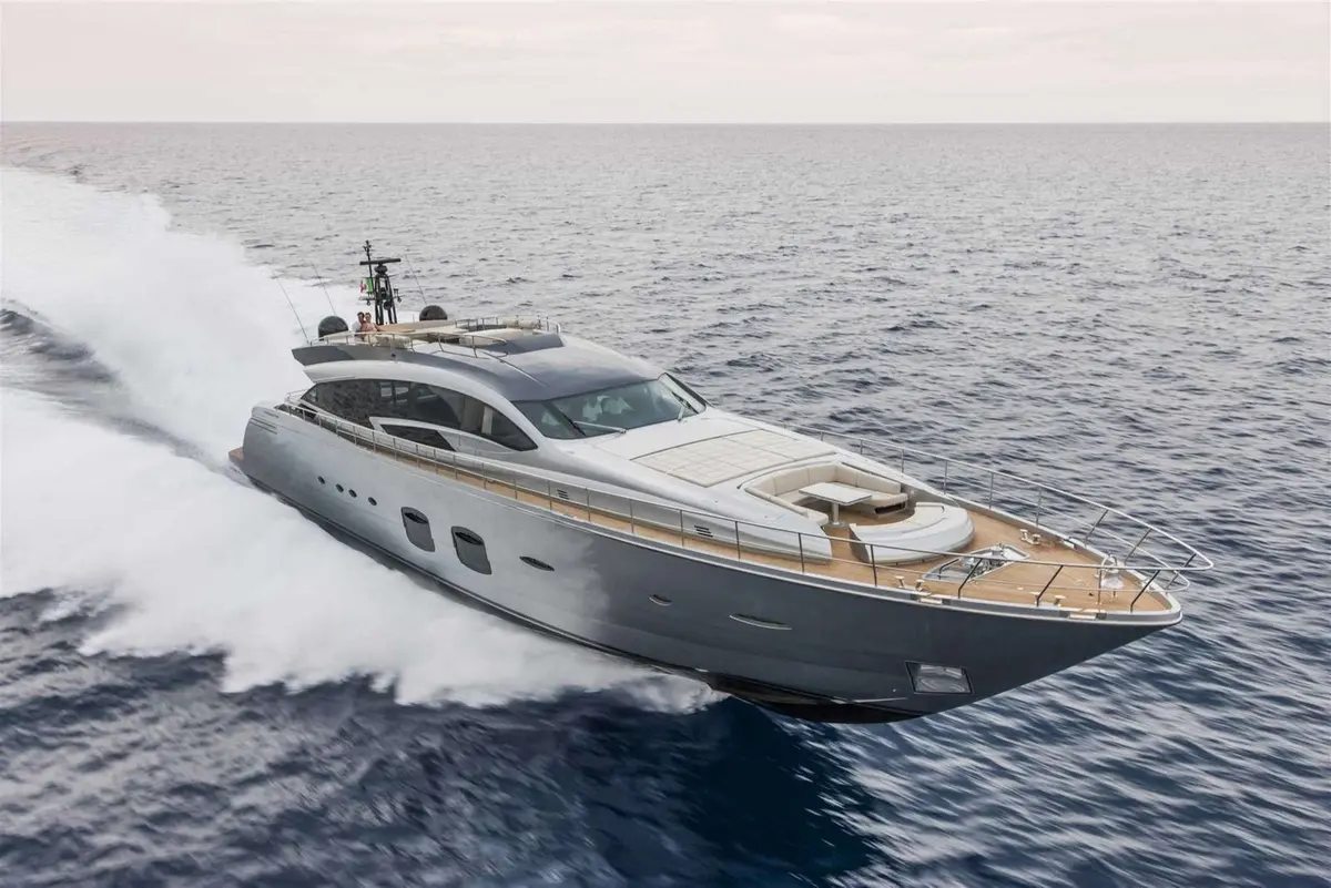 Pershing 108, extérieur — Yacht Hire Saint-Tropez, Saint-Tropez. Pershing 108 — 33m