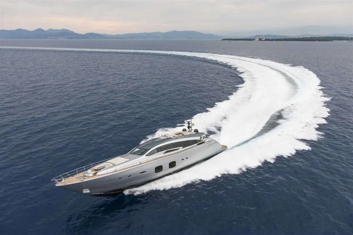 Pershing 108, pont principal — Yacht Hire Saint-Tropez, Saint-Tropez. Pershing 108 — 33m