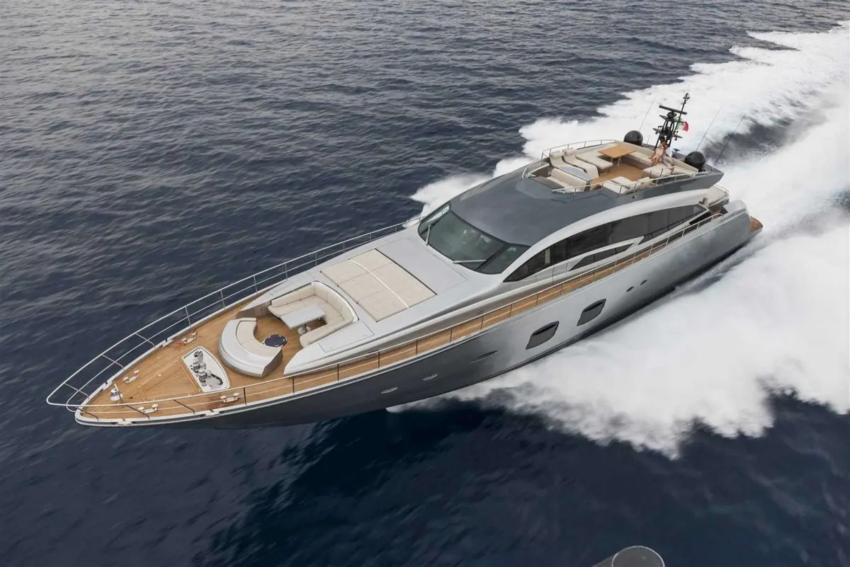 Pershing 108, pont arrière — Yacht Hire Saint-Tropez, Saint-Tropez. Pershing 108 — 33m