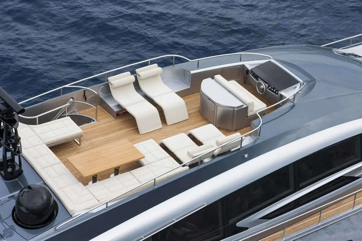 Pershing 108, cabine principale — Yacht Hire Saint-Tropez, Saint-Tropez. Pershing 108 — 33m
