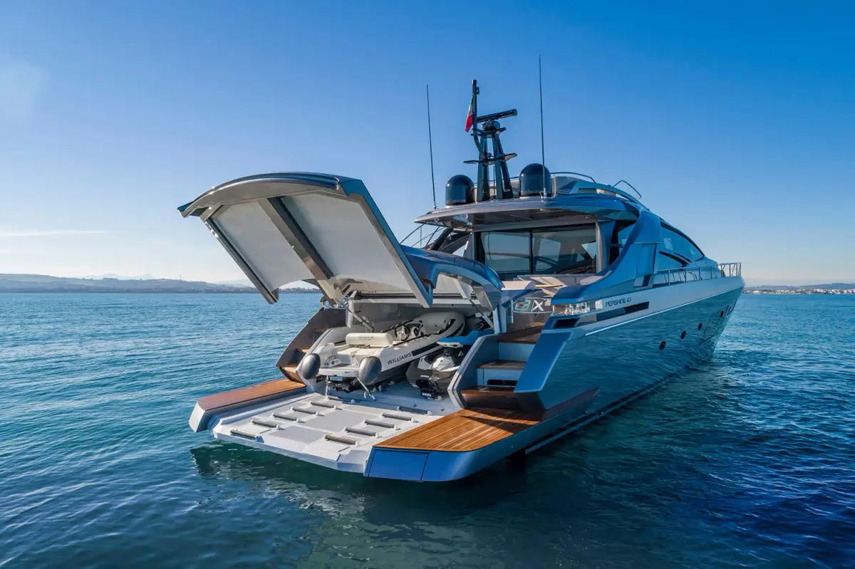 Pershing 8X, pont principal — Yacht Hire Saint-Tropez, Saint-Tropez. Pershing 8X — 25m