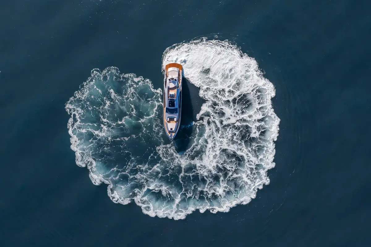 Pershing 8X, pont arrière — Yacht Hire Saint-Tropez, Saint-Tropez. Pershing 8X — 25m