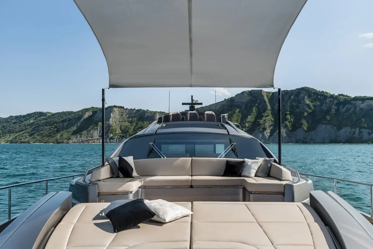 Pershing 8X, salon — Yacht Hire Saint-Tropez, Saint-Tropez. Pershing 8X — 25m
