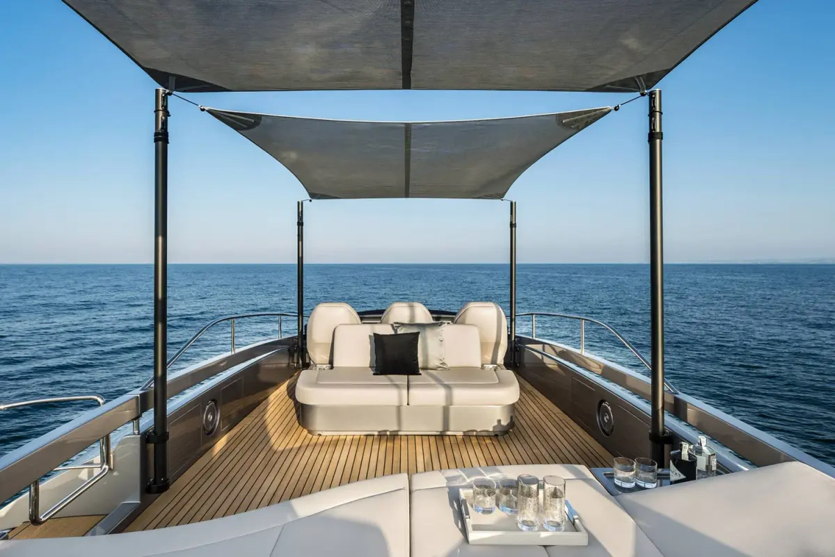 Pershing 8X, cabine principale — Yacht Hire Saint-Tropez, Saint-Tropez. Pershing 8X — 25m