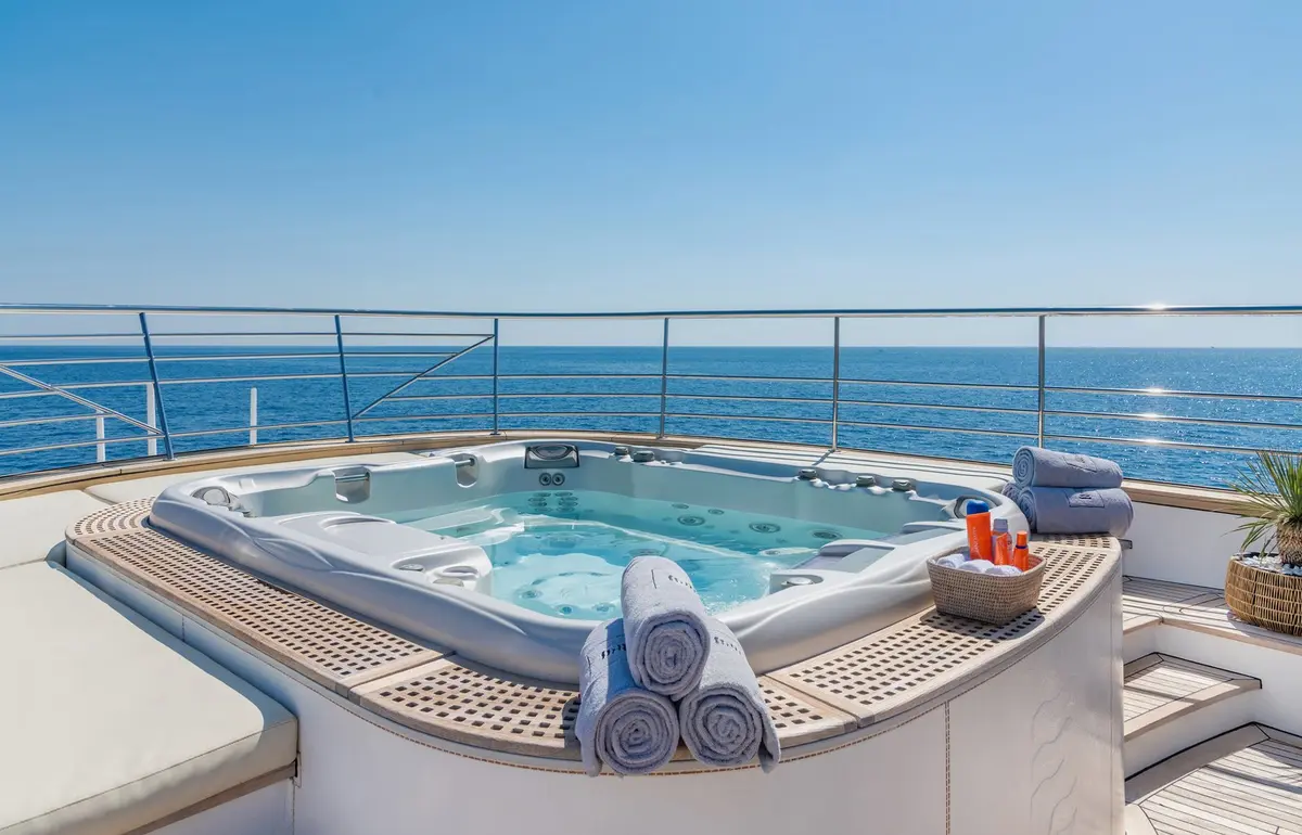 Philip Zepter 50m, master cabin — Yacht Hire Saint-Tropez, Saint-Tropez. Philip Zepter 50m — 50m