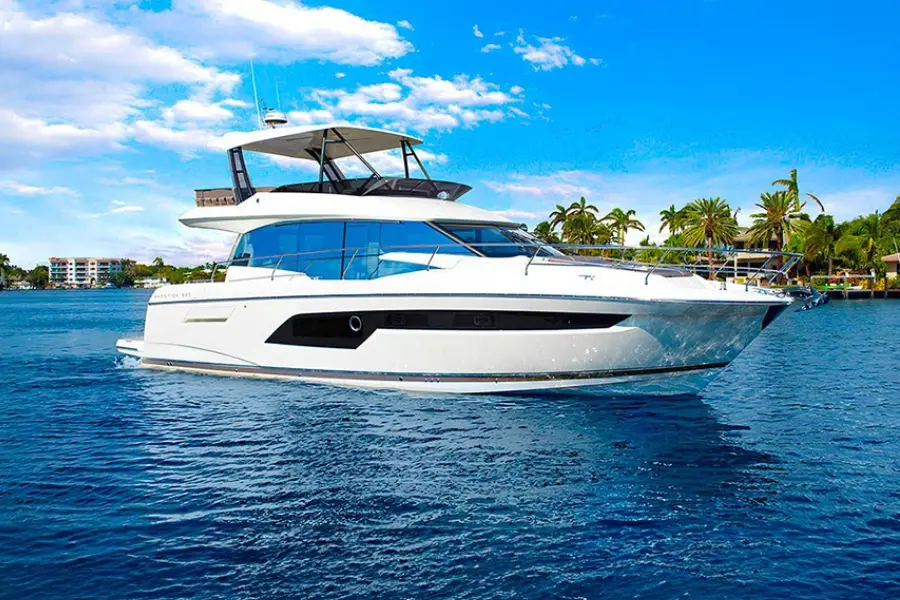 Prestige 520 Fly, exterior — Yacht Hire Saint-Tropez, Saint-Tropez. Flybridge comfort for Saint-Tropez's quieter bays
