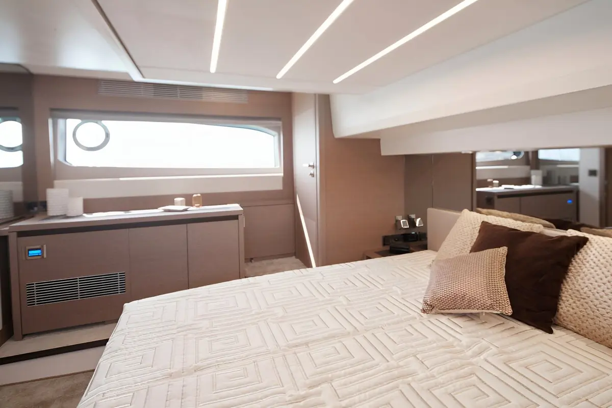 Prestige 520 Fly, salon — Yacht Hire Saint-Tropez, Saint-Tropez. Flybridge comfort for Saint-Tropez's quieter bays