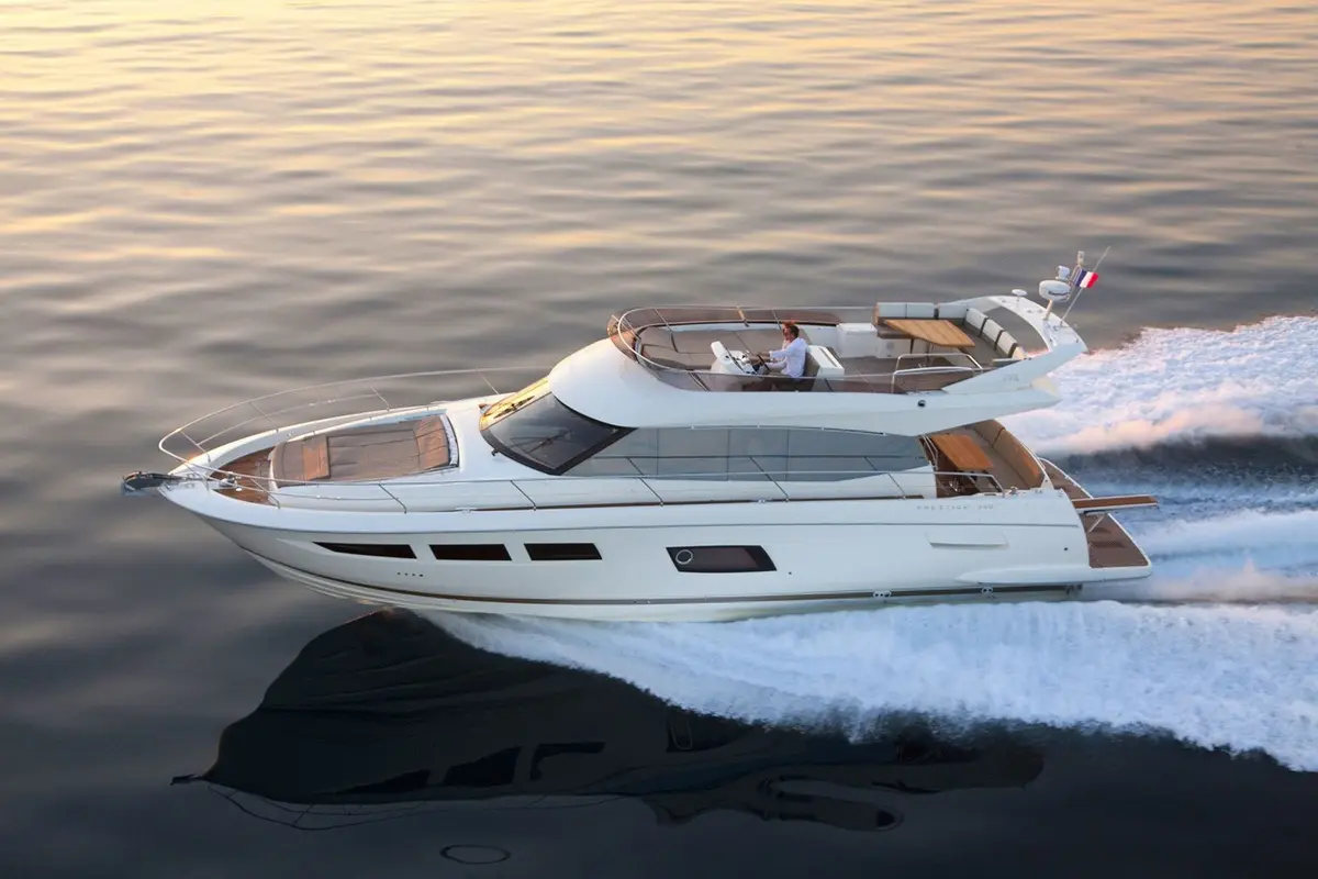 Prestige 550 FLY, exterior — Yacht Hire Saint-Tropez, Saint-Tropez. Flybridge amplio para un día completo en Pampelonne