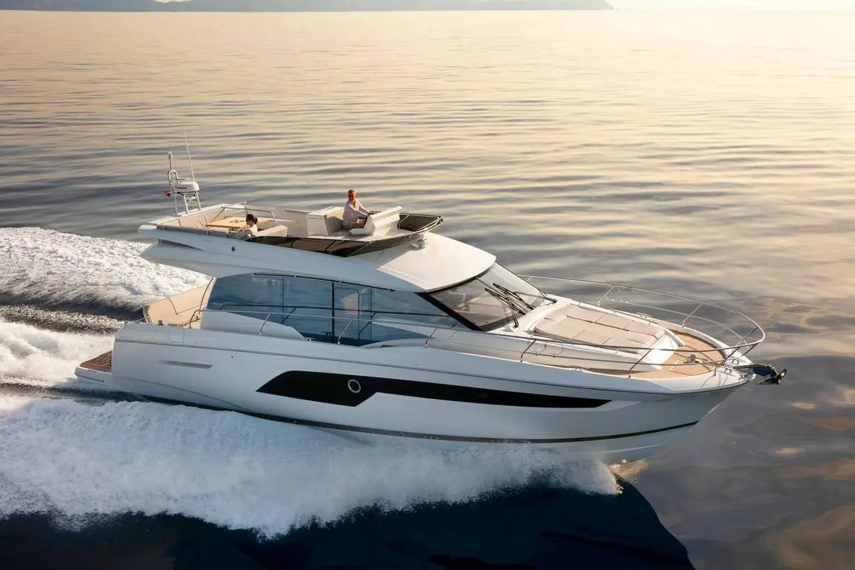 Prestige 550 FLY, cubierta principal — Yacht Hire Saint-Tropez, Saint-Tropez. Flybridge amplio para un día completo en Pampelonne