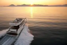 Prestige 550 FLY, cubierta de popa — Yacht Hire Saint-Tropez, Saint-Tropez. Flybridge amplio para un día completo en Pampelonne