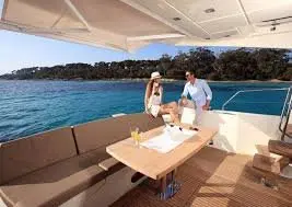 Prestige 550 FLY, salón — Yacht Hire Saint-Tropez, Saint-Tropez. Flybridge amplio para un día completo en Pampelonne