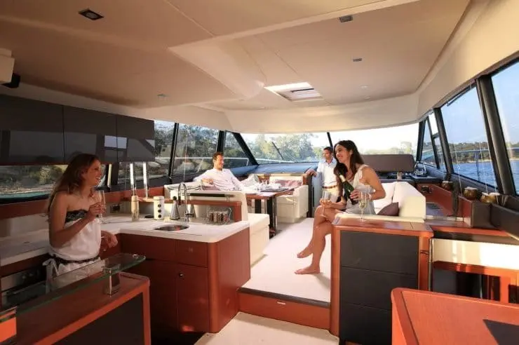 Prestige 550 FLY, camarote principal — Yacht Hire Saint-Tropez, Saint-Tropez. Flybridge amplio para un día completo en Pampelonne