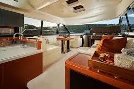 Prestige 550 FLY, flybridge — Yacht Hire Saint-Tropez, Saint-Tropez. Flybridge amplio para un día completo en Pampelonne
