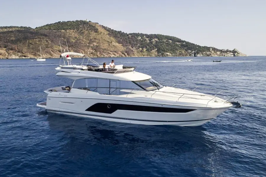 Prestige 590 Fly, exterior — Yacht Hire Saint-Tropez, Saint-Tropez. Prestige 590 Fly — 19m