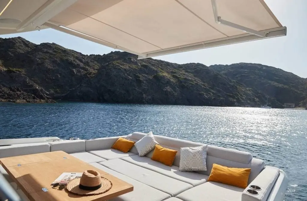 Prestige 590 Fly, main deck — Yacht Hire Saint-Tropez, Saint-Tropez. Prestige 590 Fly — 19m