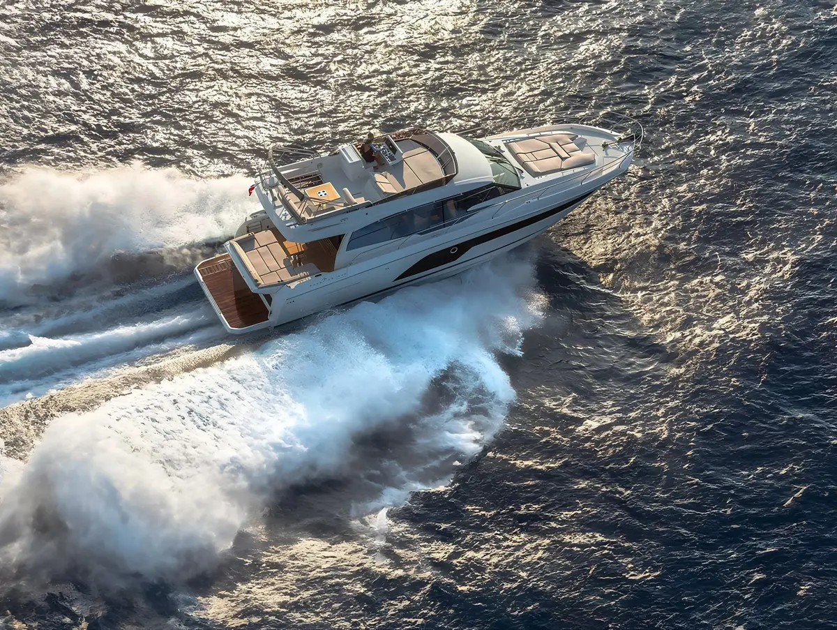 Prestige 590 Fly, salon — Yacht Hire Saint-Tropez, Saint-Tropez. Prestige 590 Fly — 19m