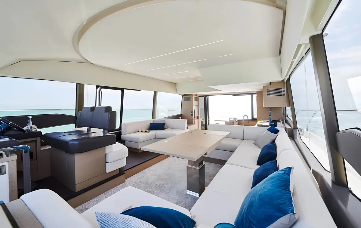 Prestige 590 Fly, master cabin — Yacht Hire Saint-Tropez, Saint-Tropez. Prestige 590 Fly — 19m