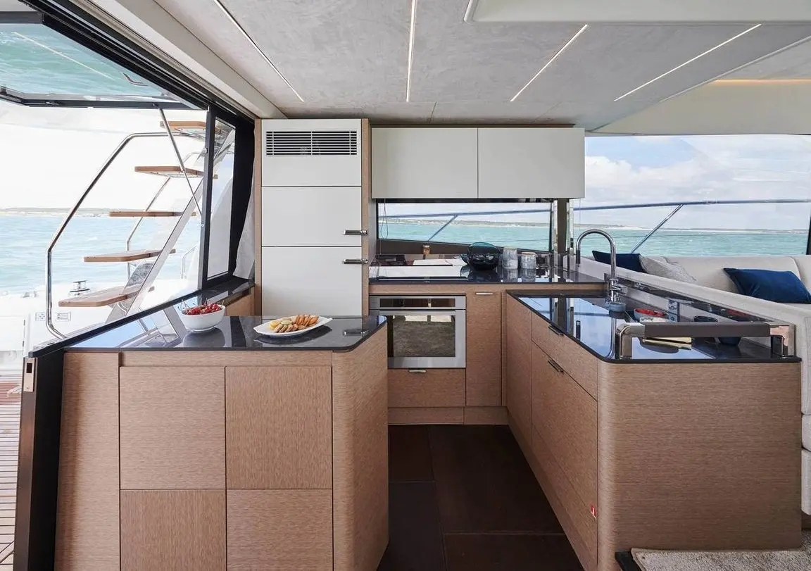 Prestige 590 Fly, flybridge — Yacht Hire Saint-Tropez, Saint-Tropez. Prestige 590 Fly — 19m